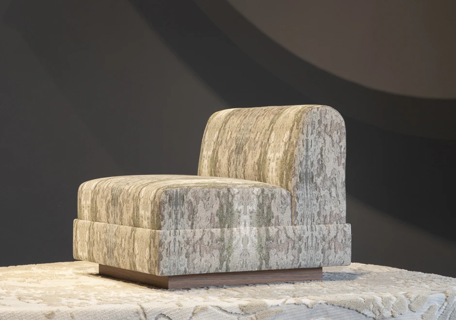 Vista lateral da poltrona Canvas em tecido jacquard.