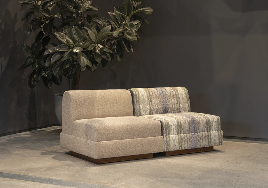 Vista lateral de duas poltronas Canvas, ambas em tecido coleção Biomas.