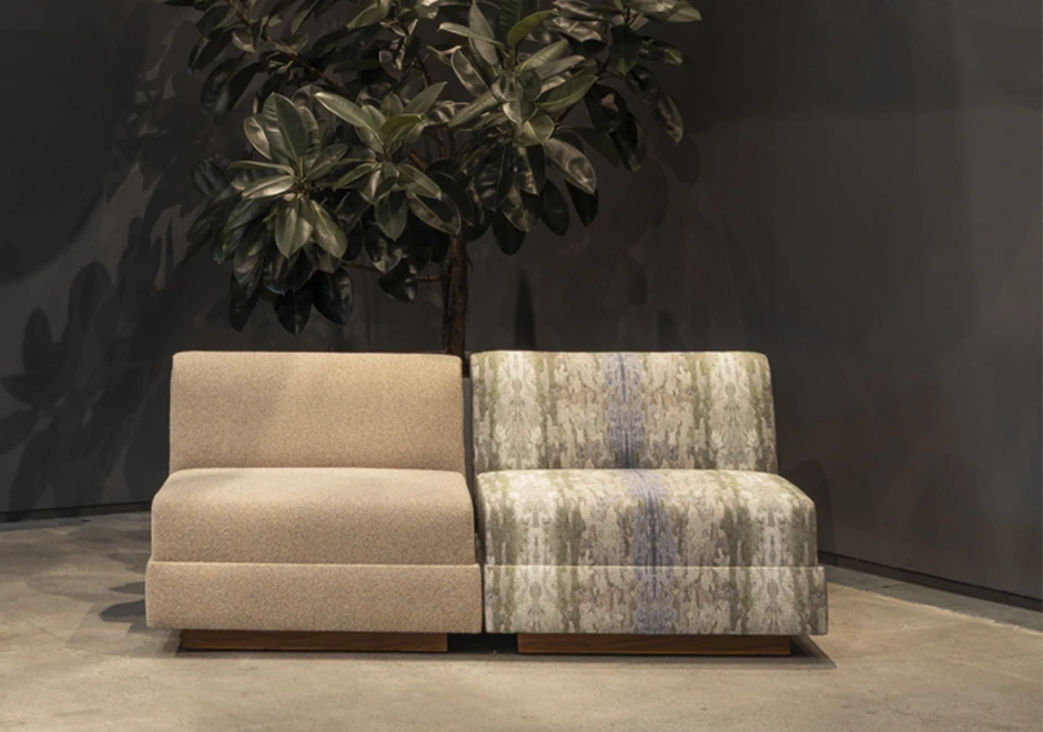 Duas poltronas Canvas, ambas em tecido coleção Biomas.