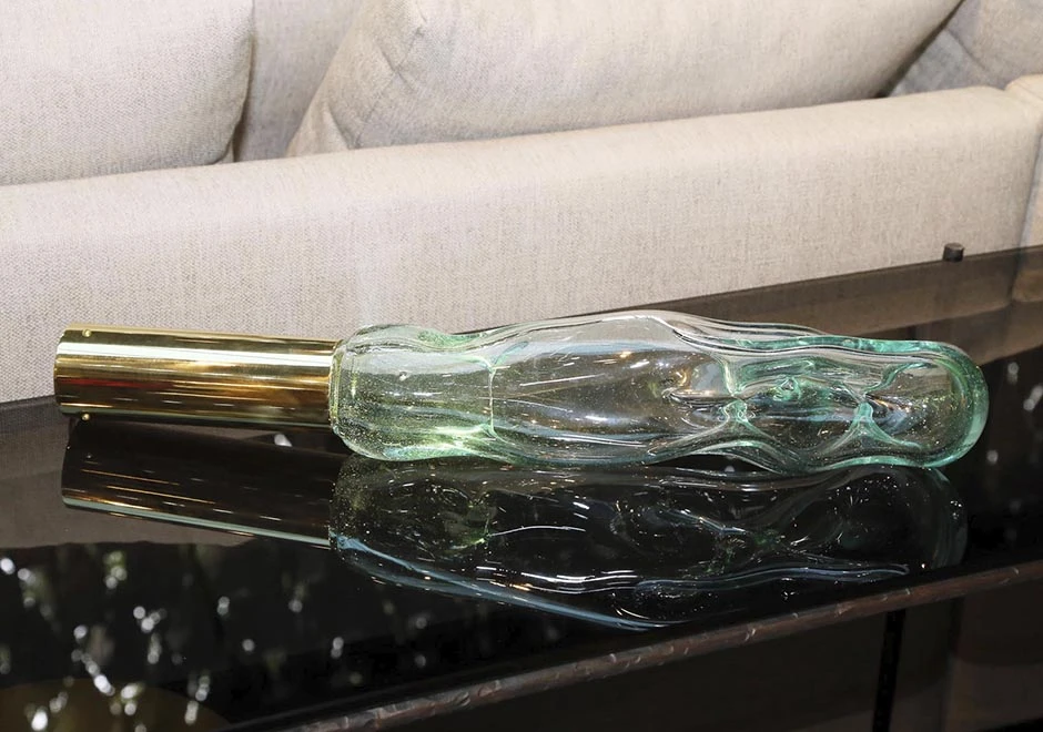 Luminária de mesa Sólido Etéreo 04 na mesa de centro.