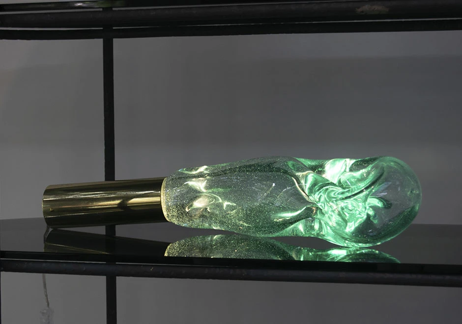 Luminária de mesa Sólido Etéreo 04 na prateleira.