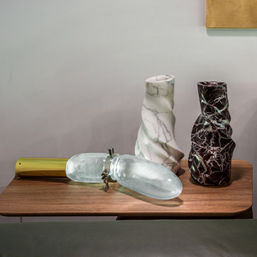 Luminária de mesa Sólido Etéreo 05 com objetos de mármore