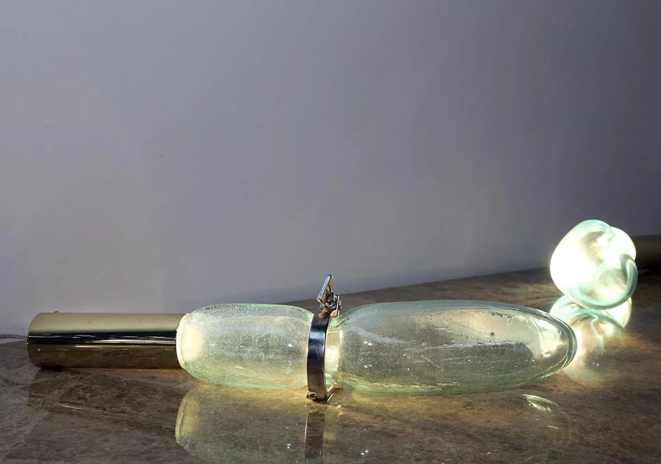 Luminária de mesa Sólido Etéreo 05 na mesa de centro