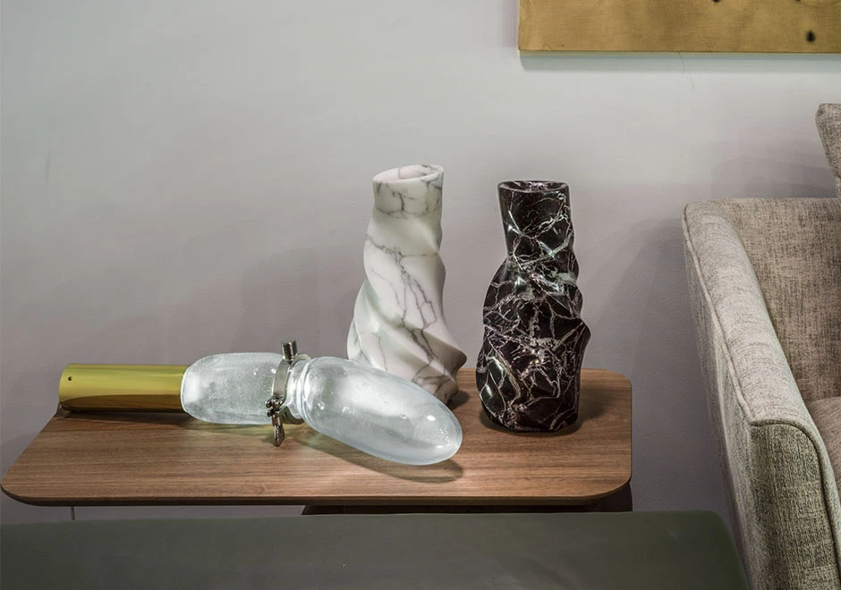 Luminária de mesa Sólido Etéreo 05 com objetos de mármore