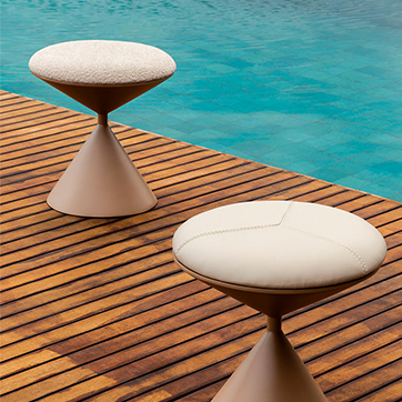 Banco Pião na piscina