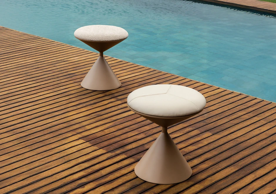 Banco Pião na piscina