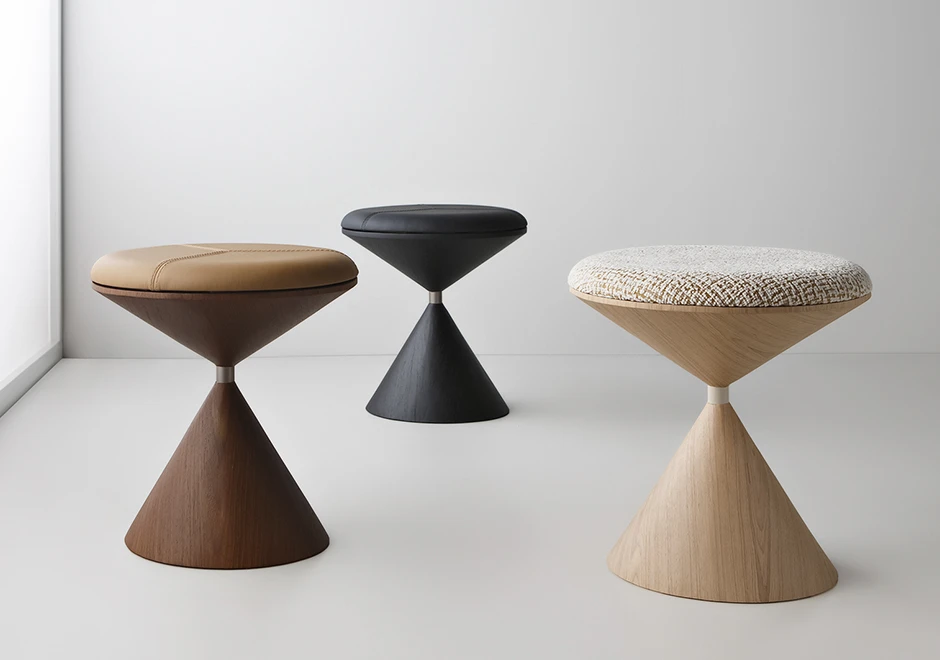 Três variações do banco Pião na versão indoor, assentos de couro e de tecido.