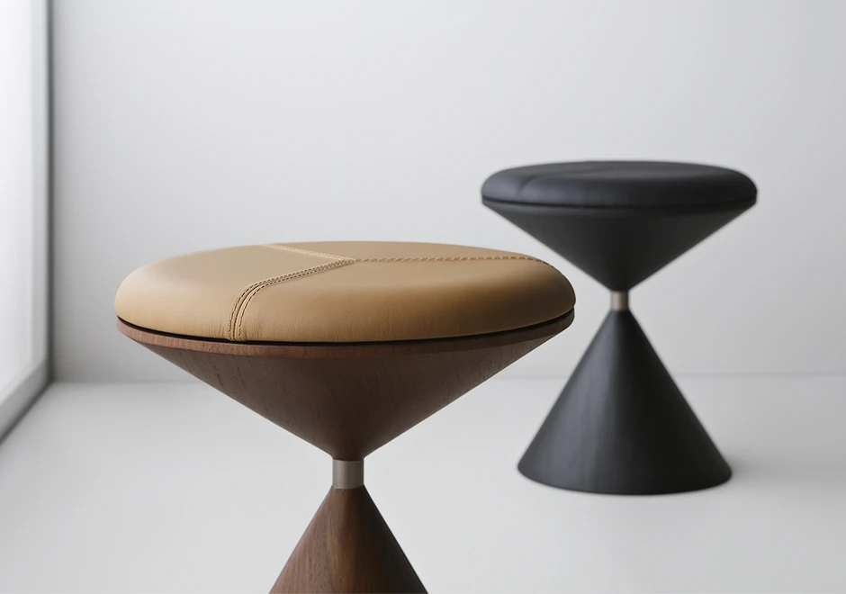 Detalhe da costura do couro no assento do banco Pião indoor.