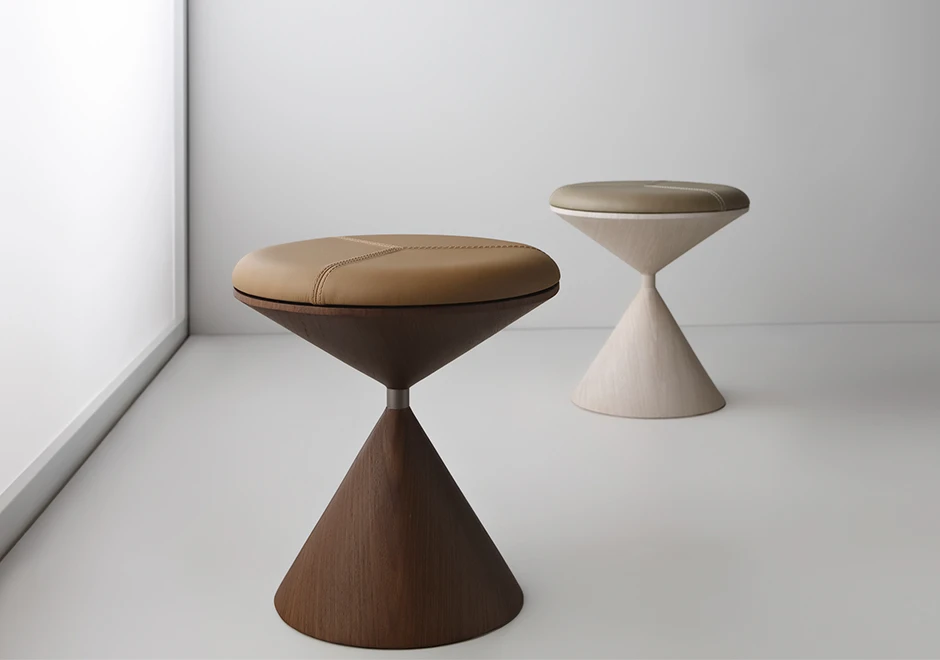 Duas variações do banco Pião na versão indoor com assento em couro.