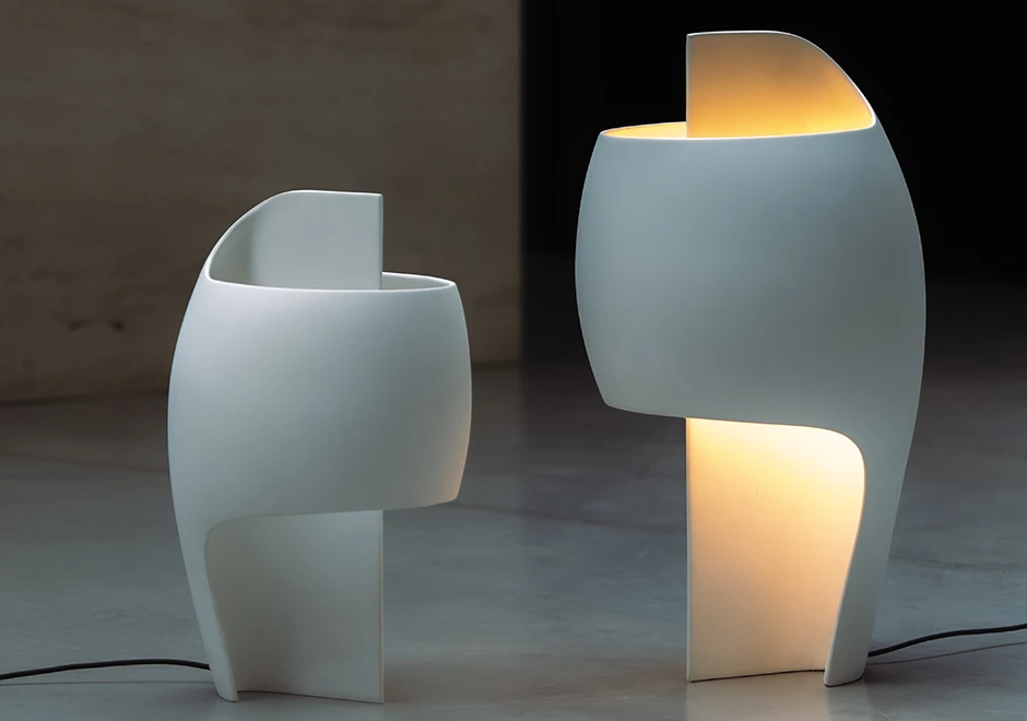 Luminárias Grande B e Lampe B na cor branca.