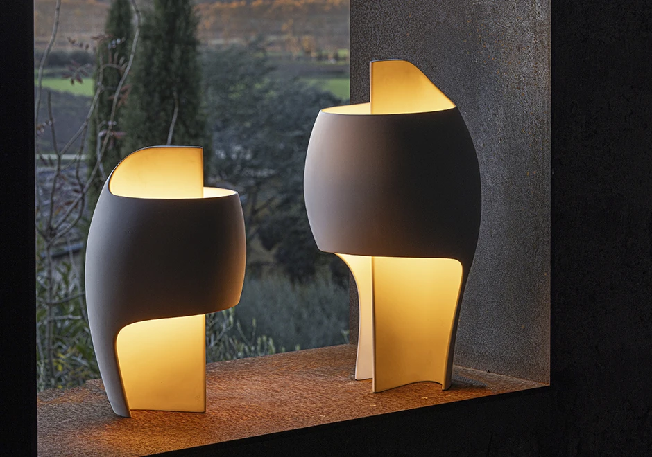 Luminárias Grande B e Lampe B na cor preta.