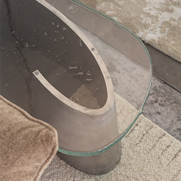 Detalhe de cima da mesa de apoio Wedge