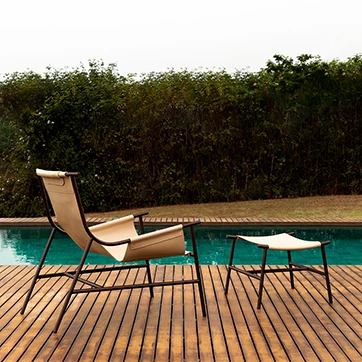 Vista lateral da poltrona e pufe Moka na versão para área externa.