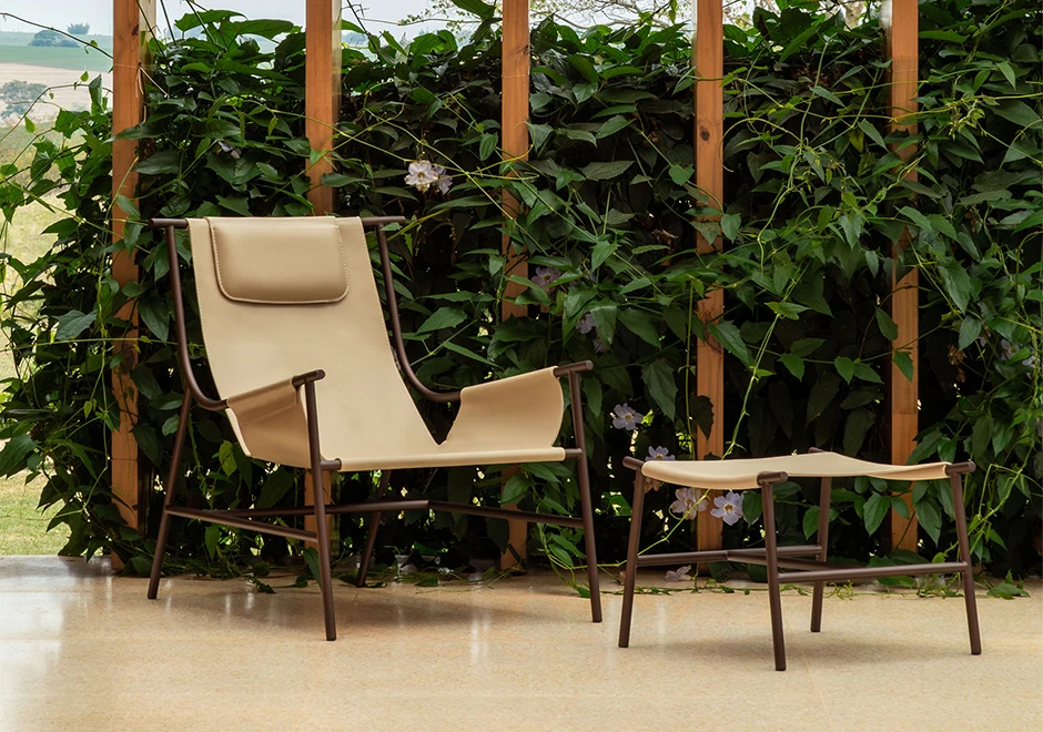 Poltrona e pufe Moka na versão outdoor.