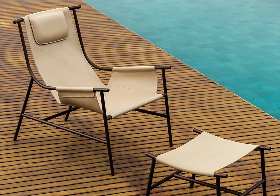 Poltrona e pufe Moka na piscina.