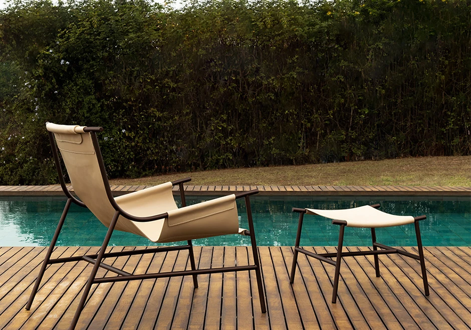 Vista lateral da poltrona e pufe Moka na versão para área externa.