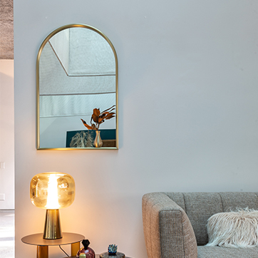 Espelho Portrait with Little Vase perto da luminária Dusk Down, ambos da marca Ghidini 1961.