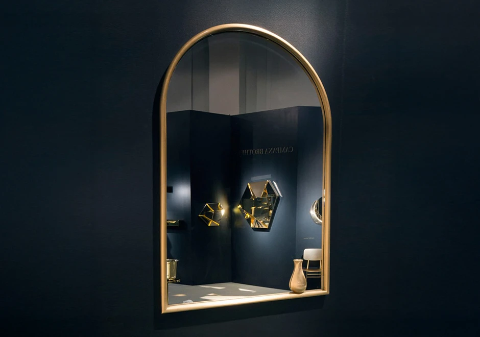 Espelho Portrait with Little Vase da marca Ghidini 1961, na parade escura.