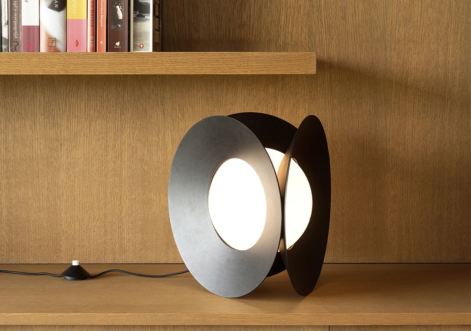 Luminária de mesa Armen na prateleira.