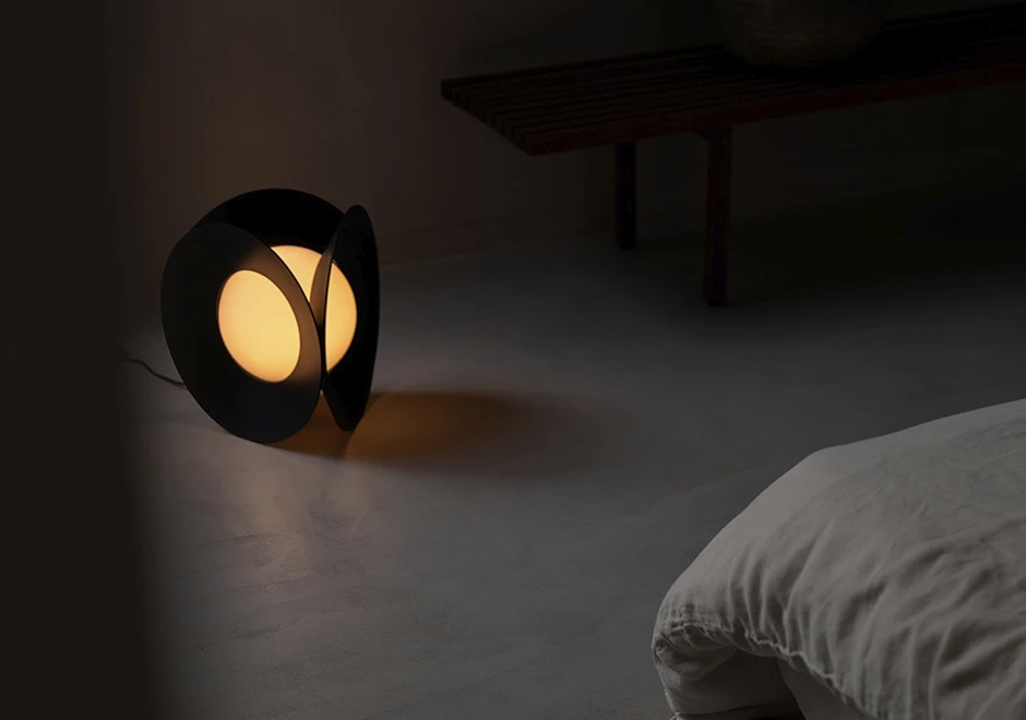 Luminária Armen usada como peça de chão.