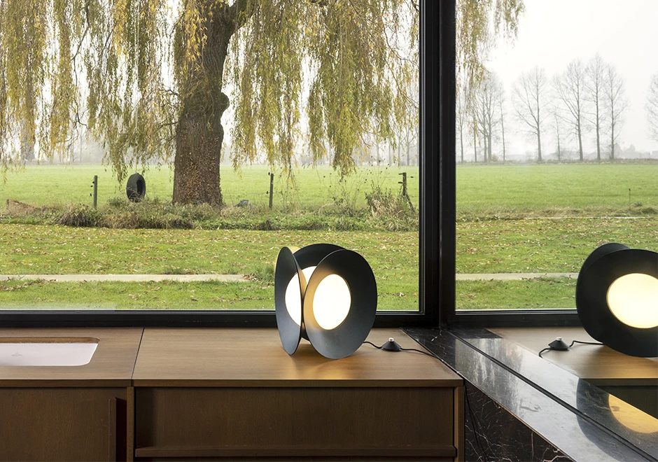 Luminária de mesa Armen em ambineta espelhado.