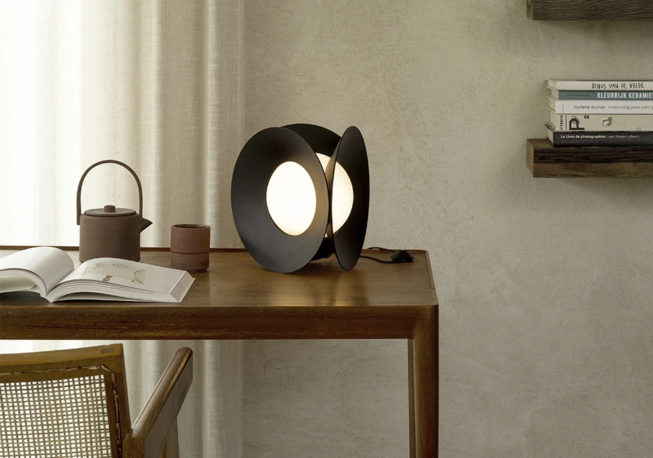 Luminária Armen na escrivaninha.