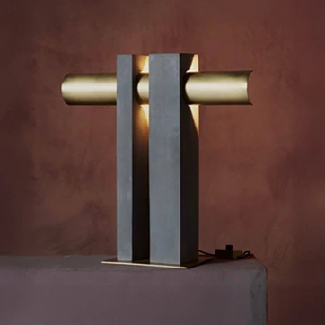 Luminária de mesa PI vista frontal.