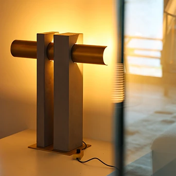 Luminária de mesa PI vista lateral.