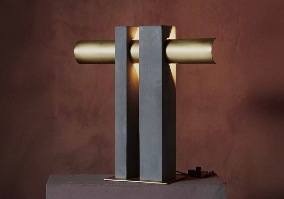 Luminária de mesa PI vista frontal.