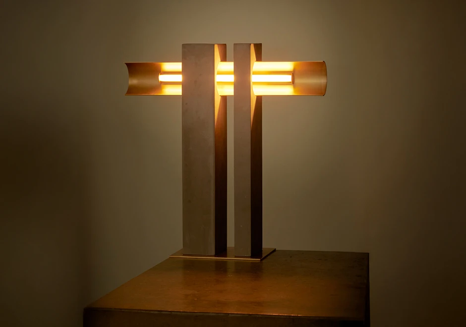 Luminária de mesa PI vista de trás.