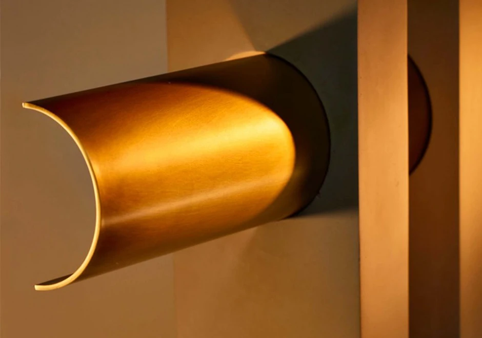 Detalhe da cúpula de aço da luminária de mesa PI.