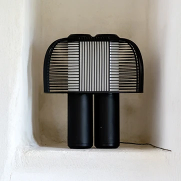 Luminária de mesa Yasuke com estrutura e cúpula na cor preta.