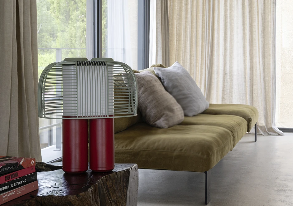 Luminária de mesa Yasuke com estrutura vermelha e cúpula verde.