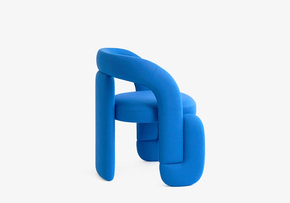 Vista lateral da Poltrona Nai no tecido azul.