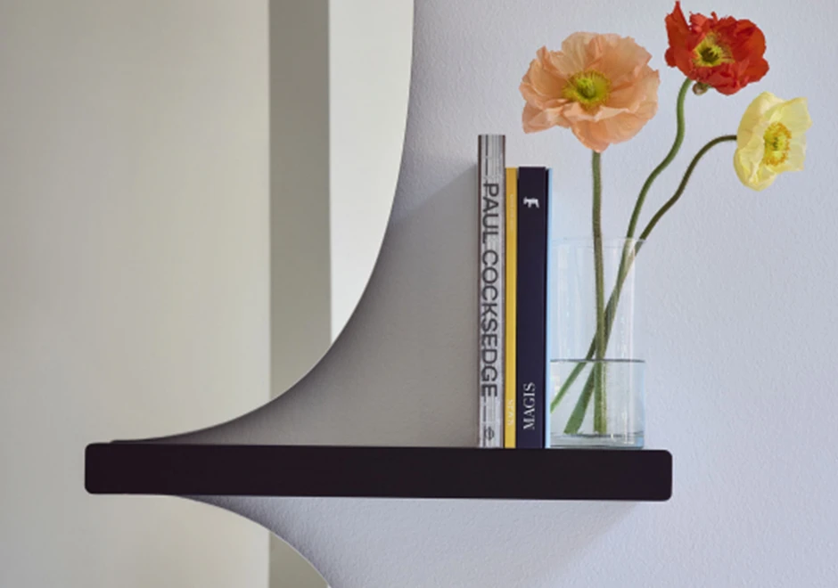 Objeto na prateleira do espelho Morphed