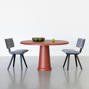 Mesa All-Round da marca Magis Design, na cor bronze e ambientada.