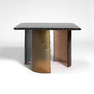 Mesa de apoio Phases Glassy, por Simone Coste, em vidro.