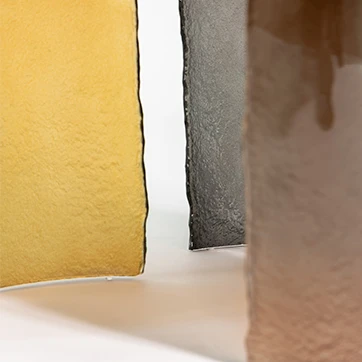 Detalhe dos pés da mesa de apoio Phases Glassy, por Simone Coste, em vidro.