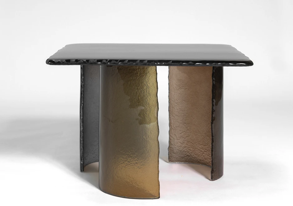 Mesa de apoio Phases Glassy, por Simone Coste, em vidro.