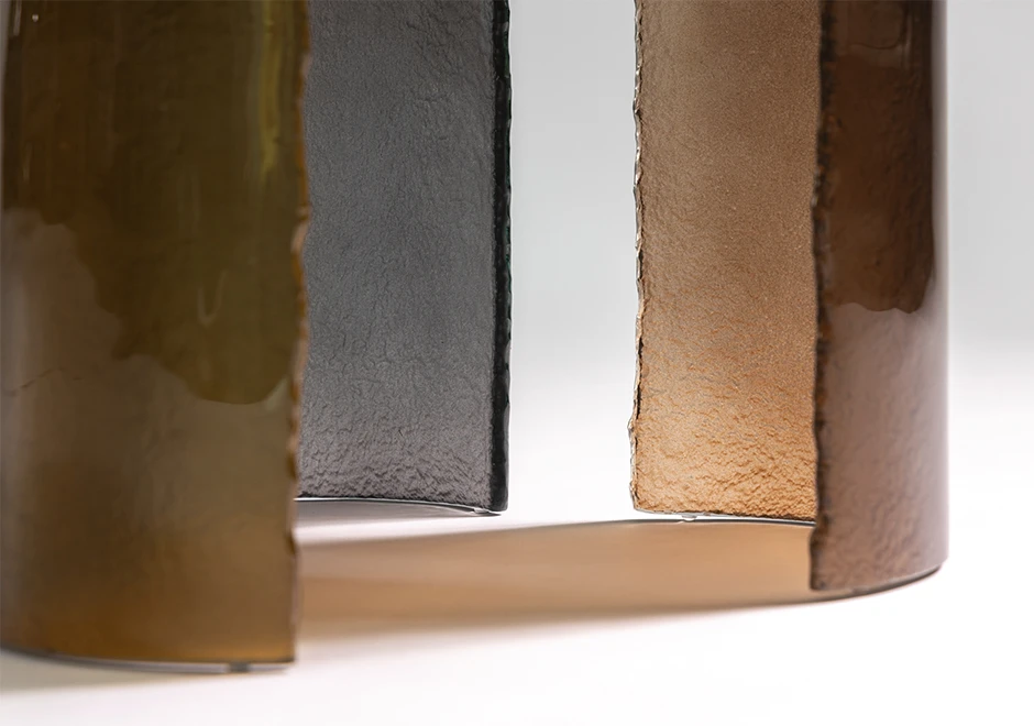 Detalhe das cores dos pés da mesa de apoio Phases Glassy, por Simone Coste, em vidro.
