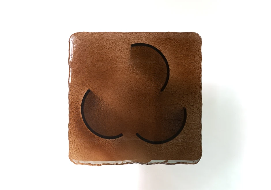 Tampo da mesa de apoio Phases Glassy, por Simone Coste, em vidro.