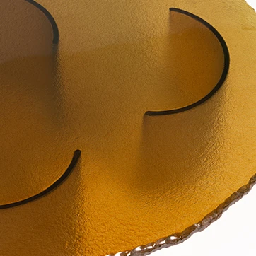 detalhe do tampo da mesa e centro Phases Glassy, da designer Simone Coste, na cor âmbar.