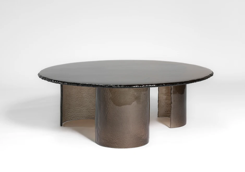 Mesa e centro Phases Glassy, da designer Simone Coste, na cor fumê.