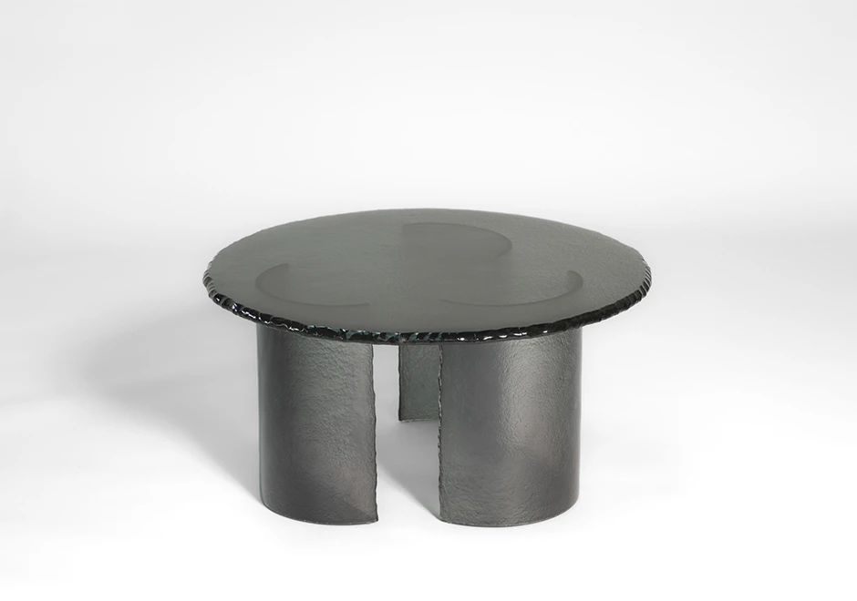 Mesa e centro Phases Glassy, da designer Simone Coste, na cor preta.