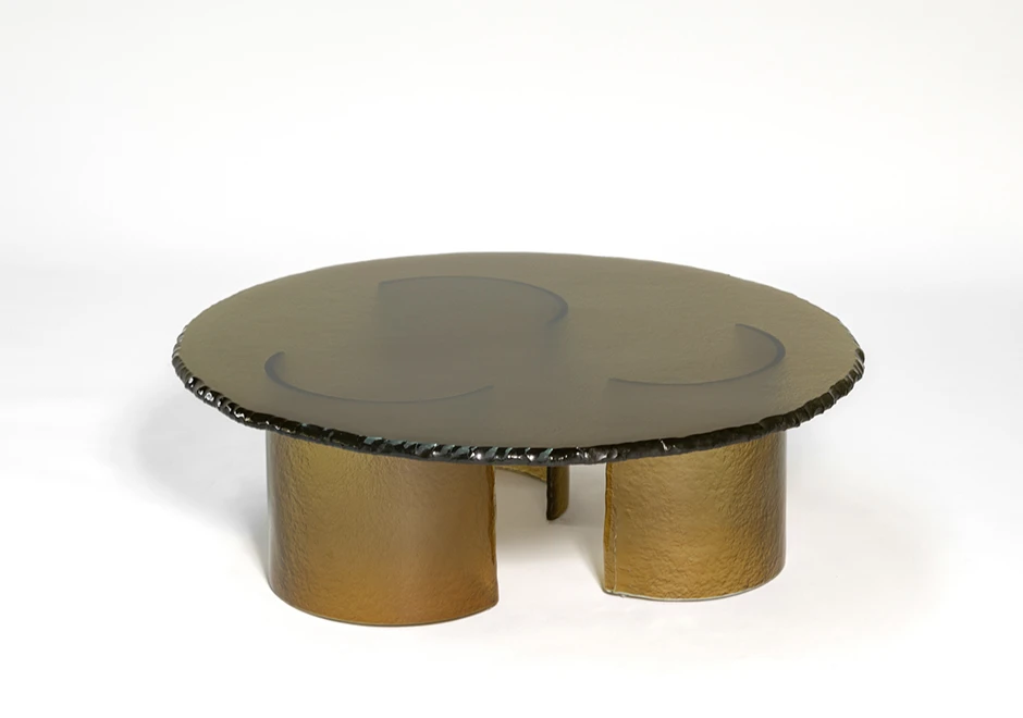 Mesa e centro Phases Glassy, da designer Simone Coste, na cor âmbar.