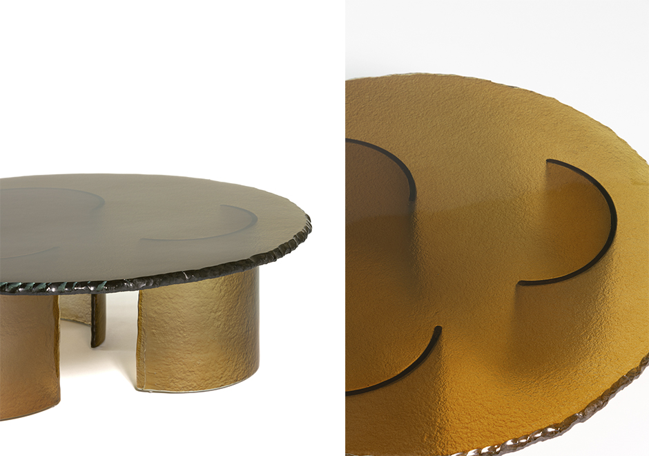 Detalhes da mesa e centro Phases Glassy, da designer Simone Coste, na cor âmbar.