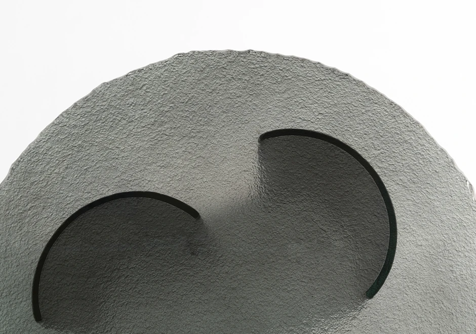 Detalhe do tampo da Mesa e centro Phases Glassy, da designer Simone Coste, na cor preta.