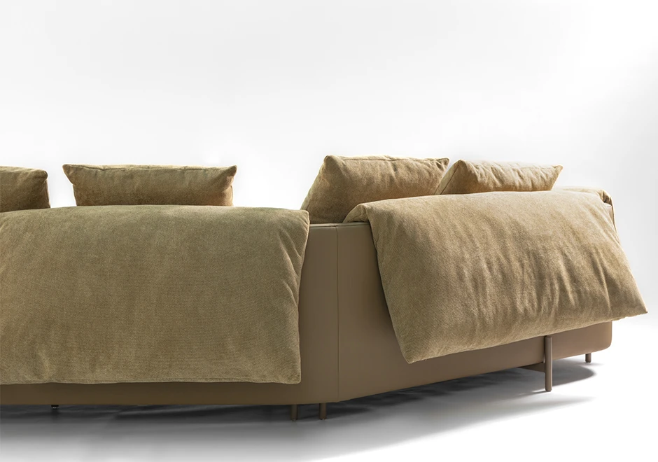 detalhe das almofadas das costas do sofá Catarina