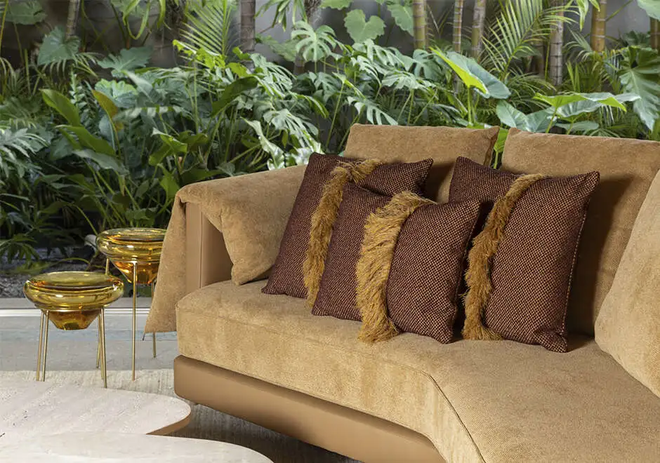 Sofá Catarina com almofadas decorativas