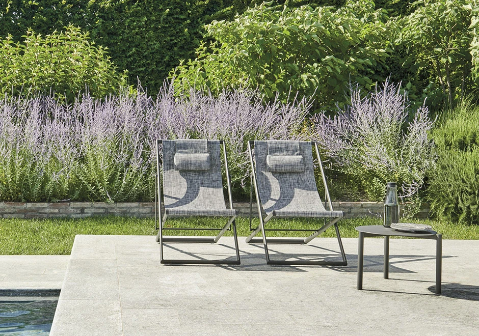 Cadeiras Clever Foldable da marca Varaschin, no jardim.